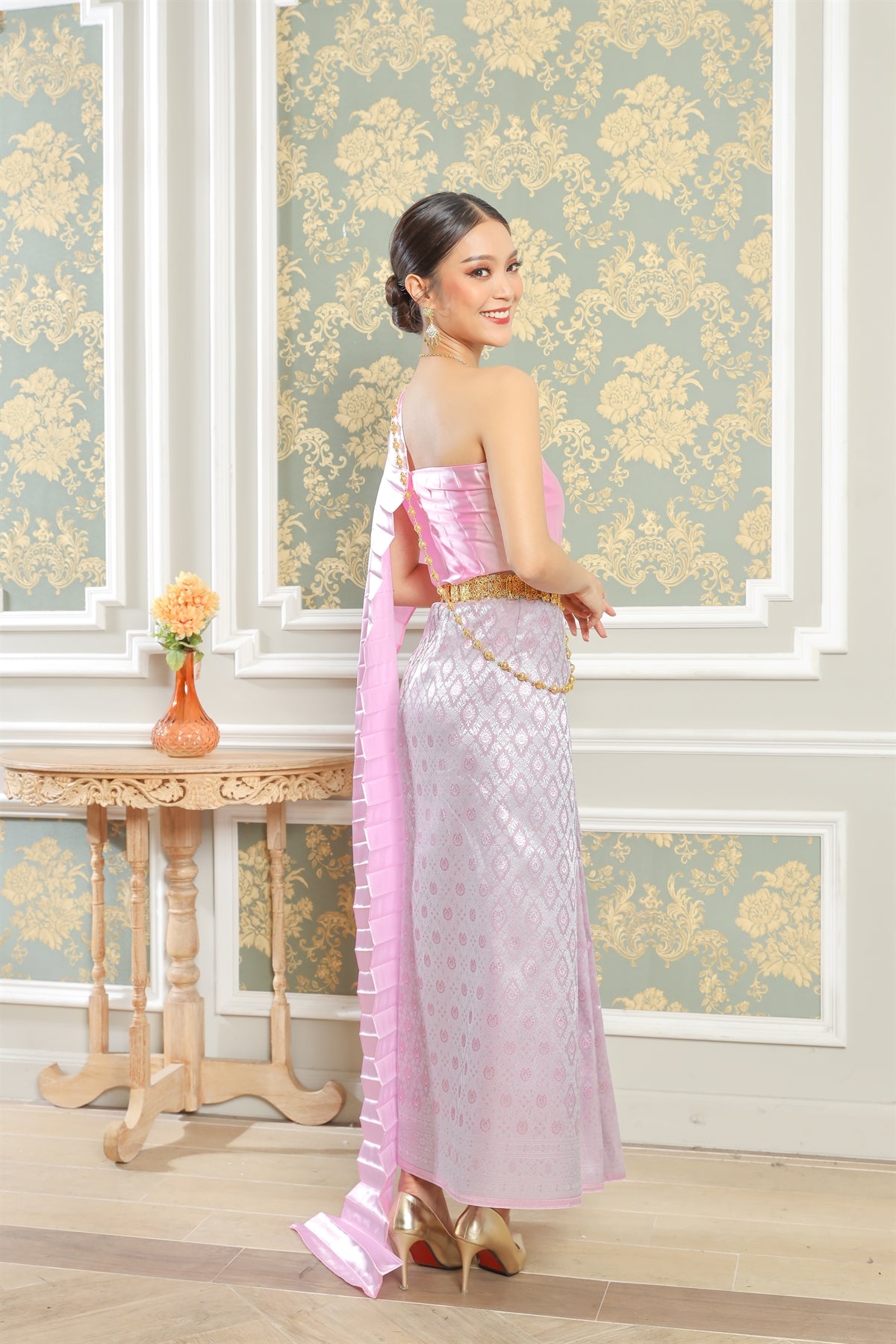Photo of Thailand's traditional dress in pink